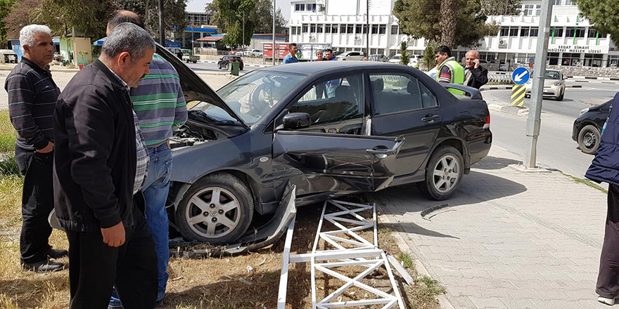 Çocuğun kullandığı otomobil korkuluklara çarptı, bir kişi öldü, 4 kişi yaralandı