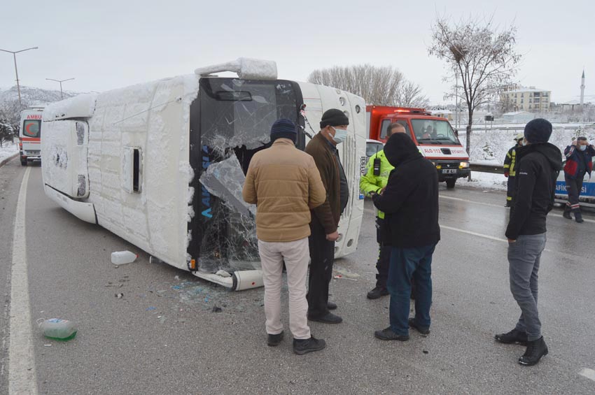 Servis otobüsü devrildi: 10 yaralı