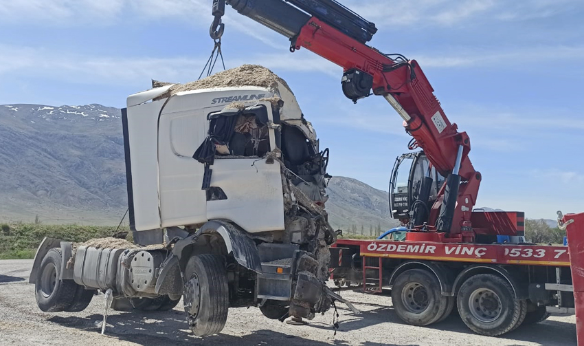 Çarpışan tırların sürücüleri hayatını kaybetti