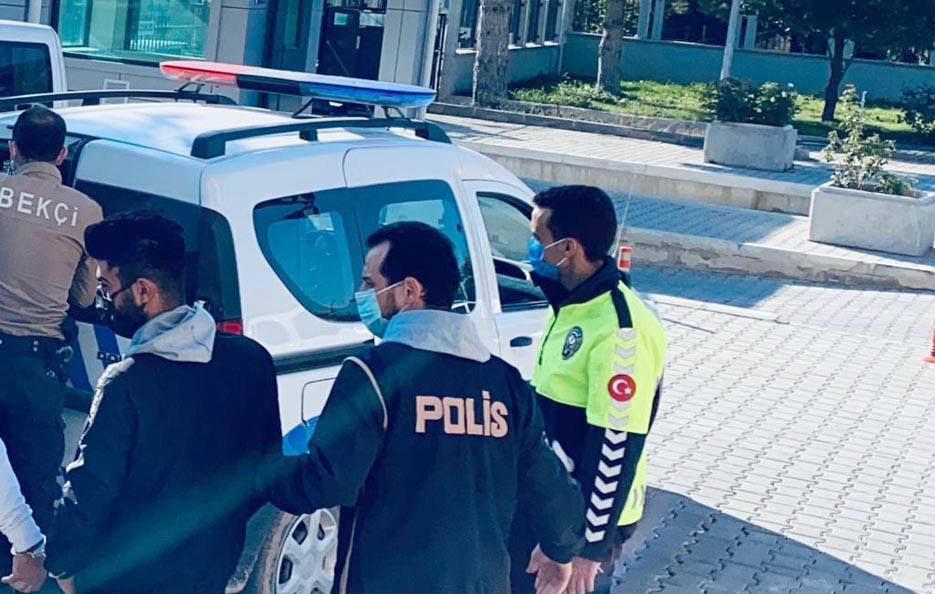 iki otomobilde 5 düzensiz göçmen yakalandı