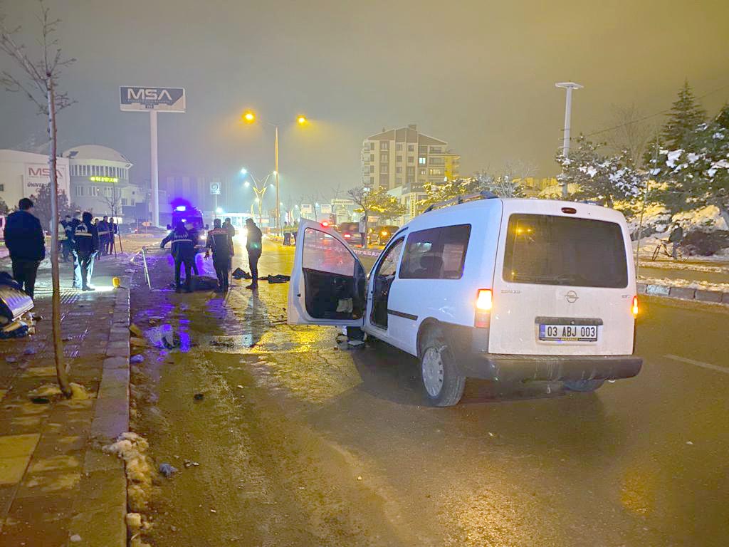 aracın çarptığı iki yayadan biri öldü, diğeri yaralandı