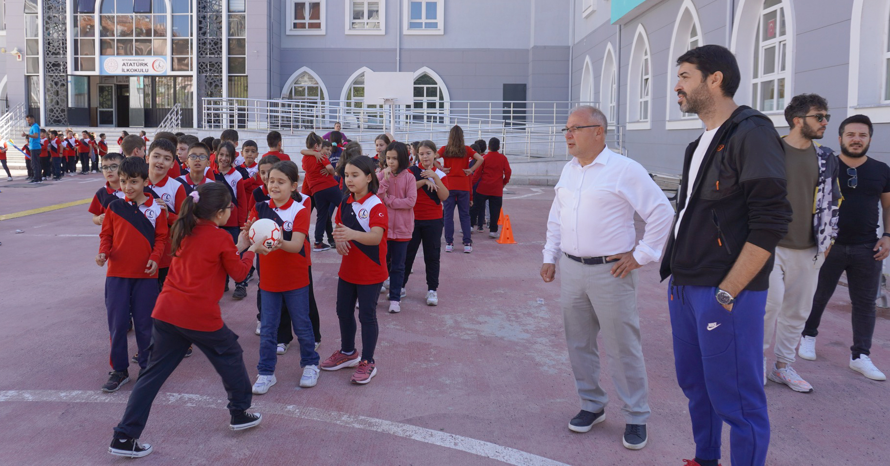 Atatürk İlkokulu öğrencileri geleneksel çocuk oyunları ve  spor etkinlikleriyle buluştu