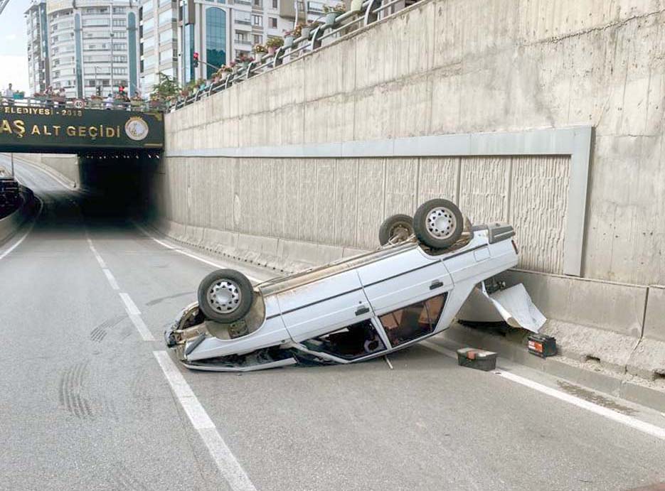 Refüje çarparak devrilen otomobildeki 2 kişi yaralandı