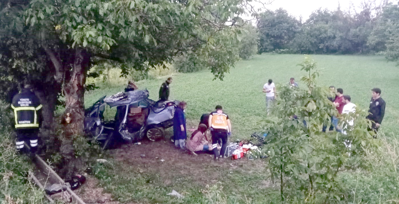 Otomobil şarampole devrildi, 2 kişi öldü, 2 kişi yaralandı