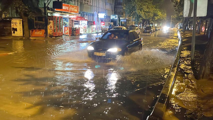 İlimizde sağanak hayatı olumsuz etkiledi.