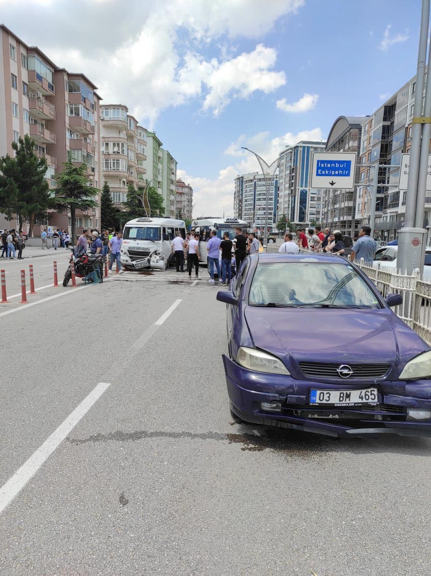 9 aracın karıştığı zincirleme  trafik kazasında 19 kişi yaralandı