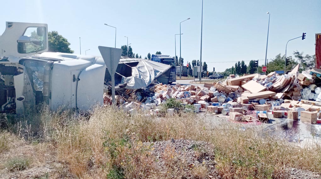 Otomobille çarpışan boya yüklü tır devrildi