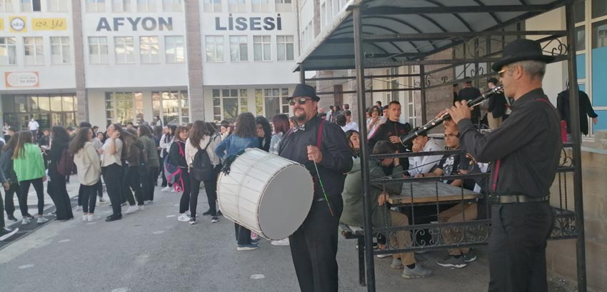 Afyon Lisesi öğrencileri davul ve klarnetle karşılandı