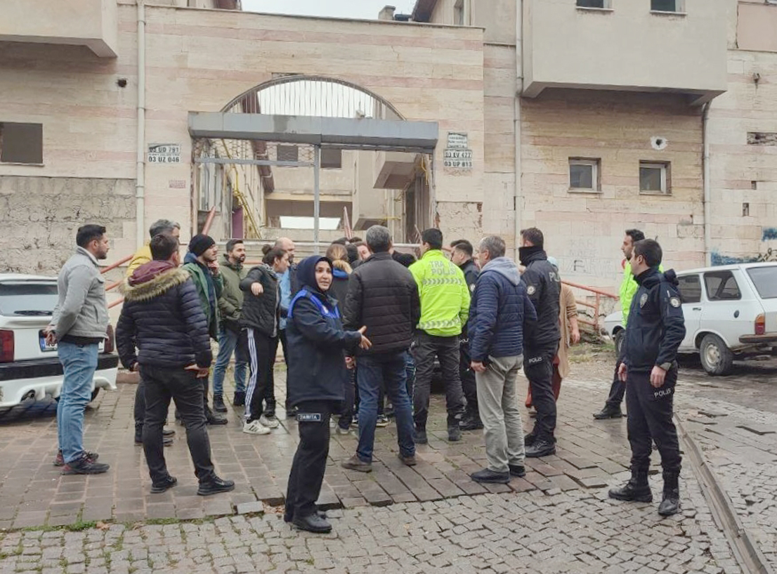 Yıkım çalışmasında tarafların tartışmasına polis müdahale etti