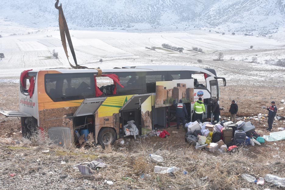 Yolcu otobüsü devrildi, 8 öldü 35 yaralı