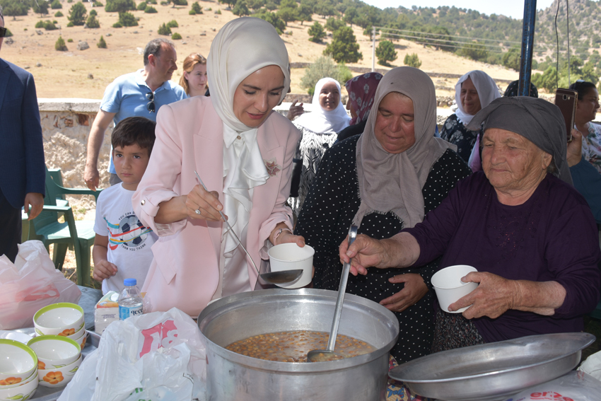 Bakan Göktaş Emirdağ'da hemşerileriyle buluştu