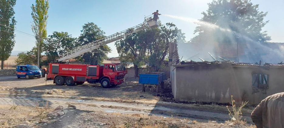 Dinar ve Bolvadin'de çıkan YANGINLAR KORKUTTU