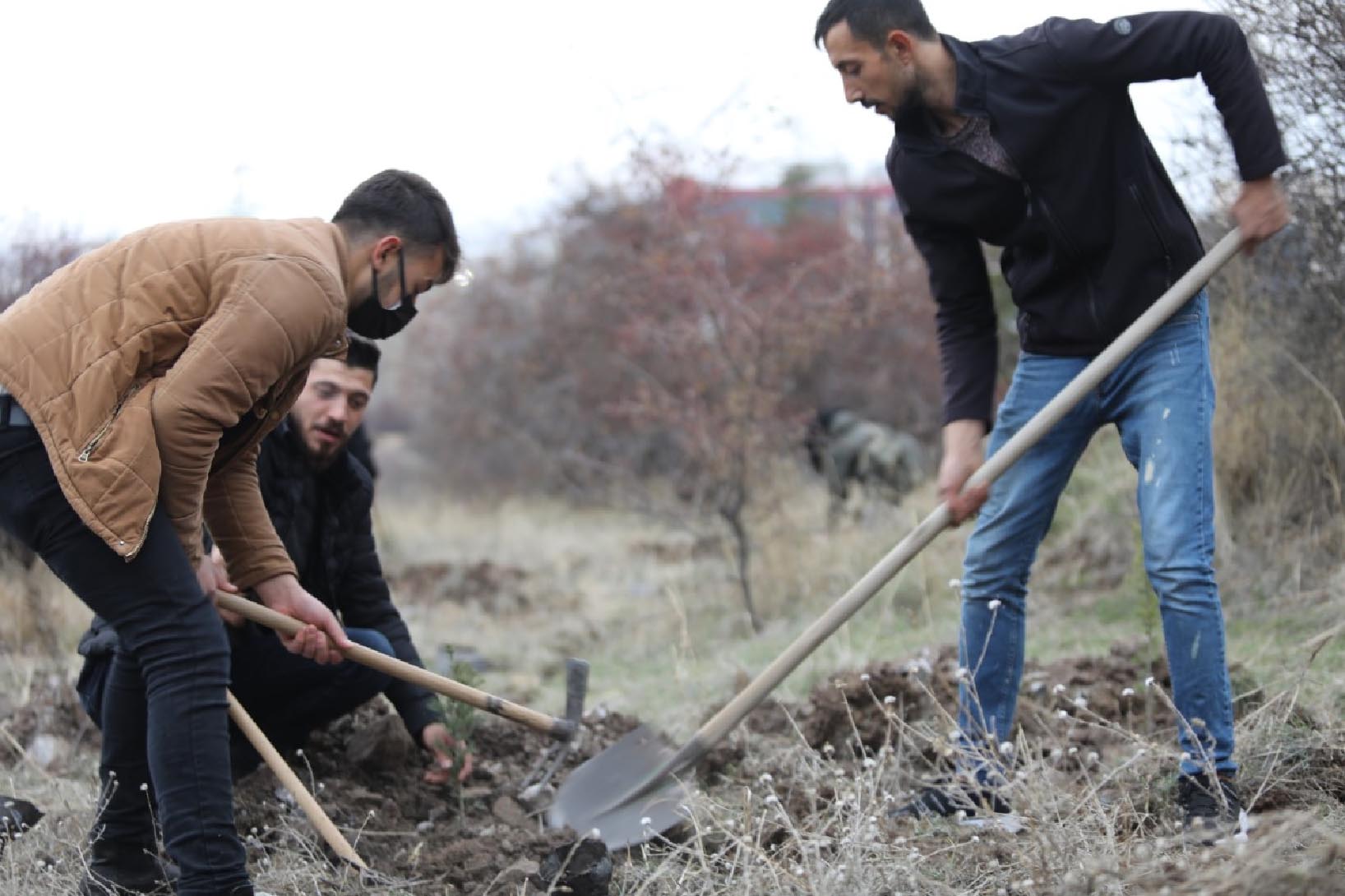 AK gençler şehit öğretmenleri unutmadı