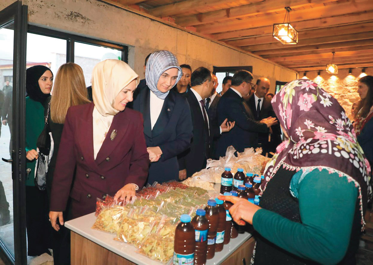 Frigya kadın ürünleri pazarı açıldı