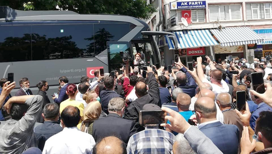 Akşener, Afyonkarahisar'da esnafı ziyaret etti