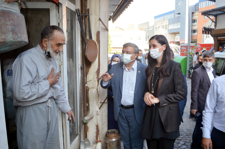 Karaaslan, 'Biz cephenin her iki tarafıyla da mücadele ediyoruz'