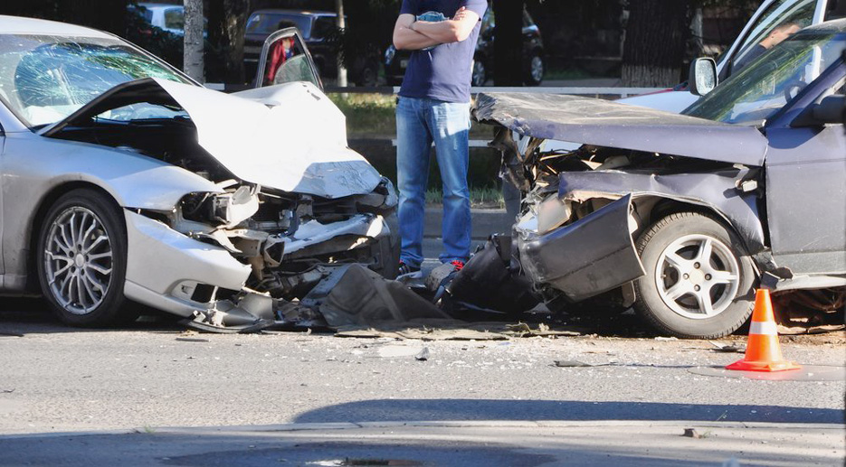 iki trafik kazasında 2 sürücü yaralandı