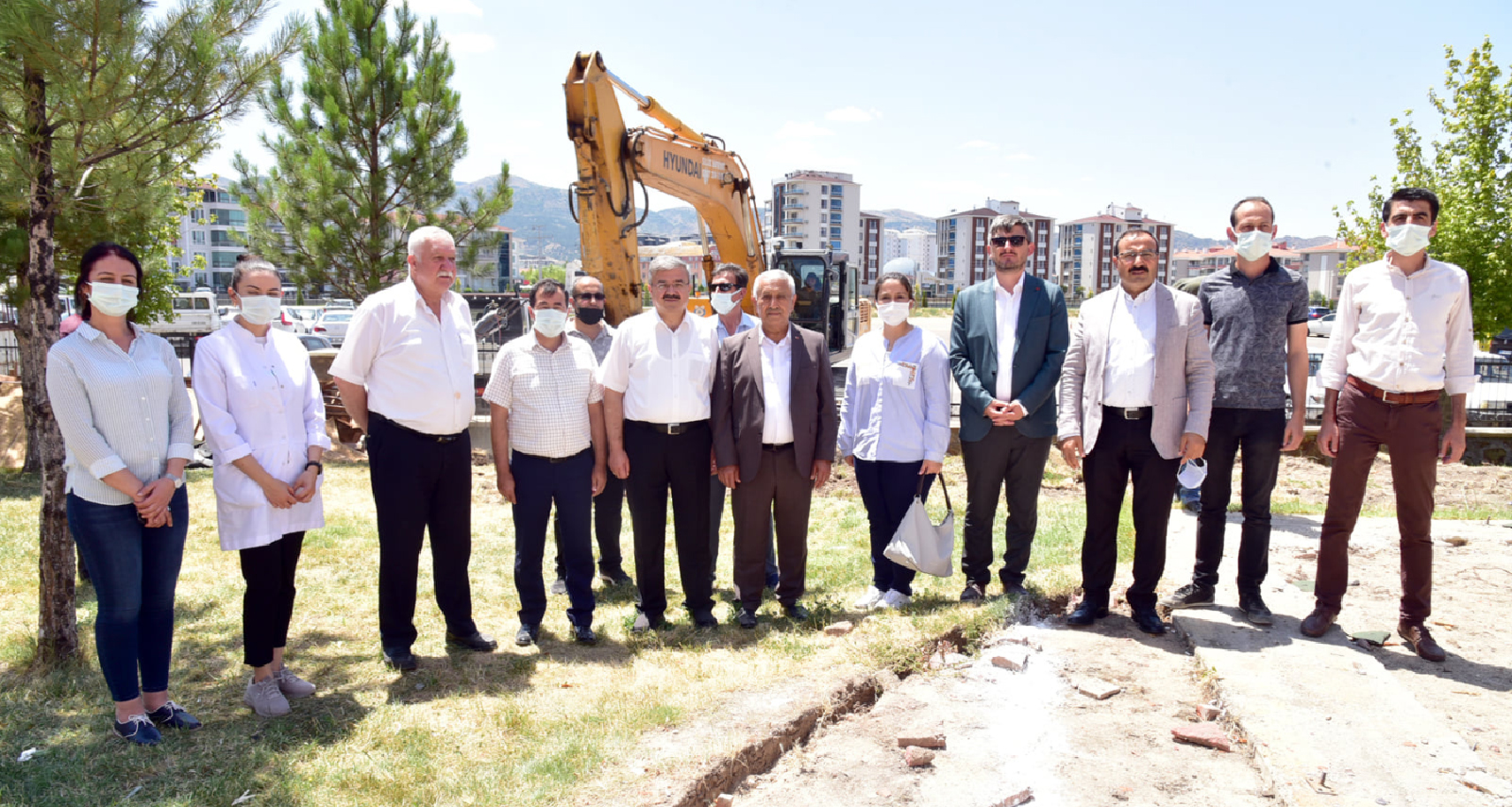 KARAYOLLARI KAVŞAĞINA İLK KAZMA VURULUYOR	