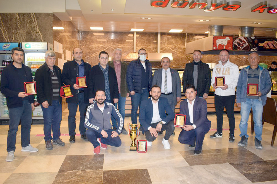 İscehisarspor Atletizm sporcularına kupa ve plaket