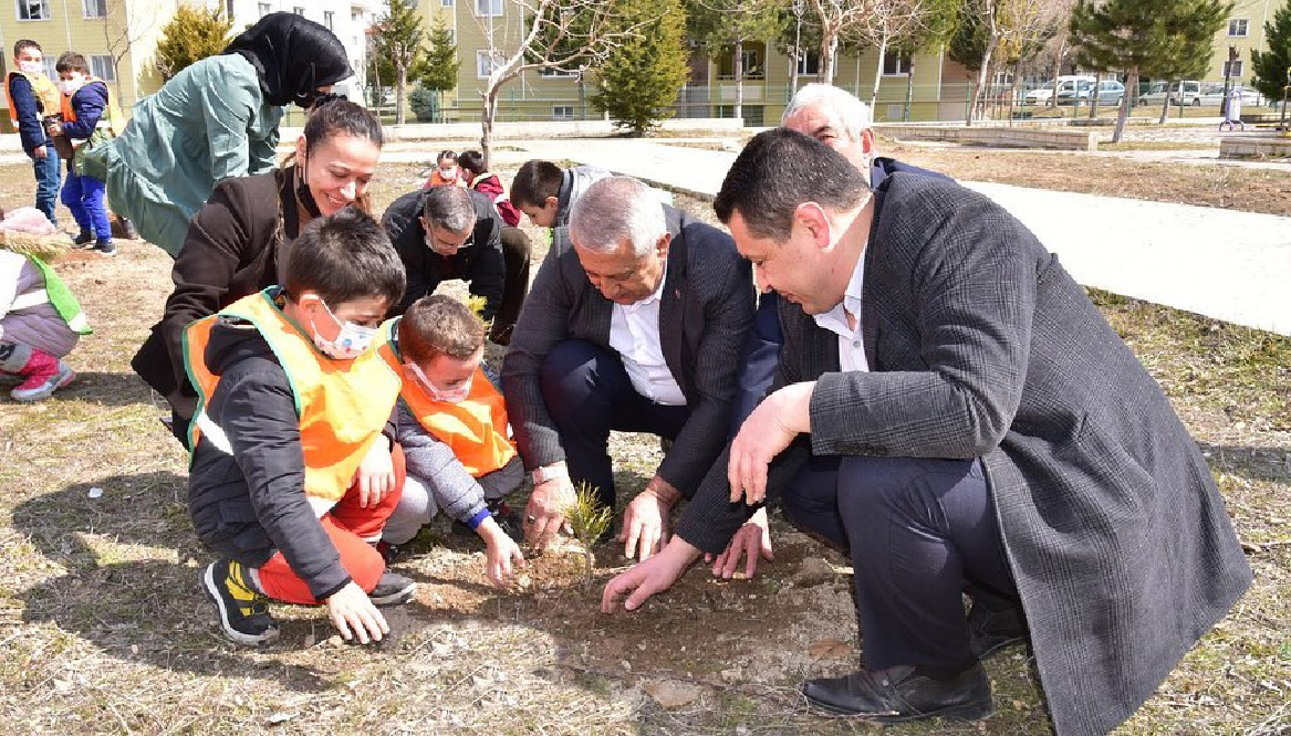 Zeybek başkan miniklerle fidan dikti