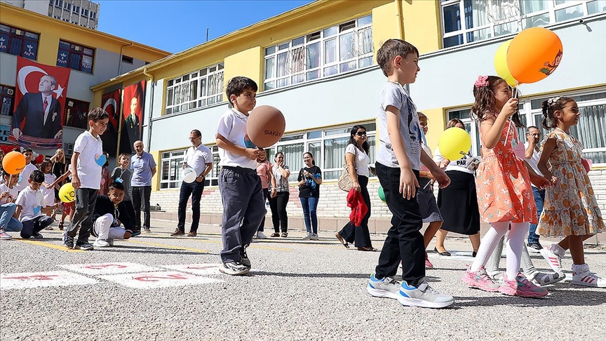 Okullar yarın açılıyor