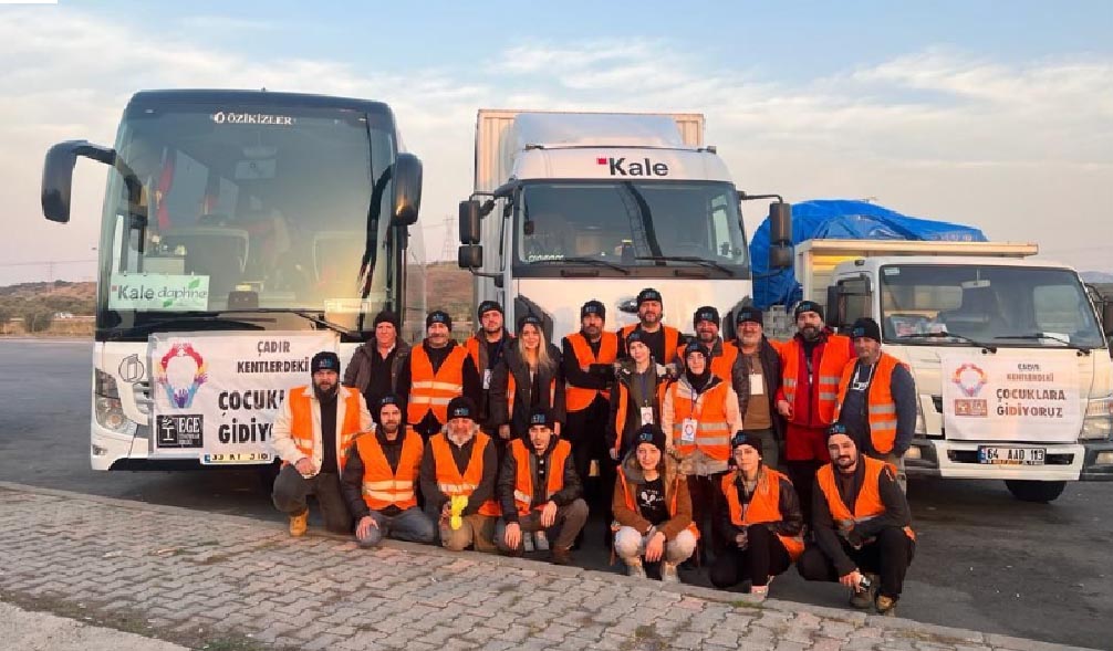 Oyuncak dolu kamyonlar çocuklar için uğurlandı