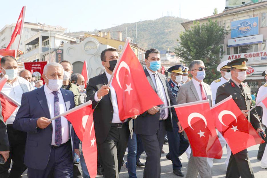 Zafer halk yürüyüşü renkli görüntülere sahne oldu