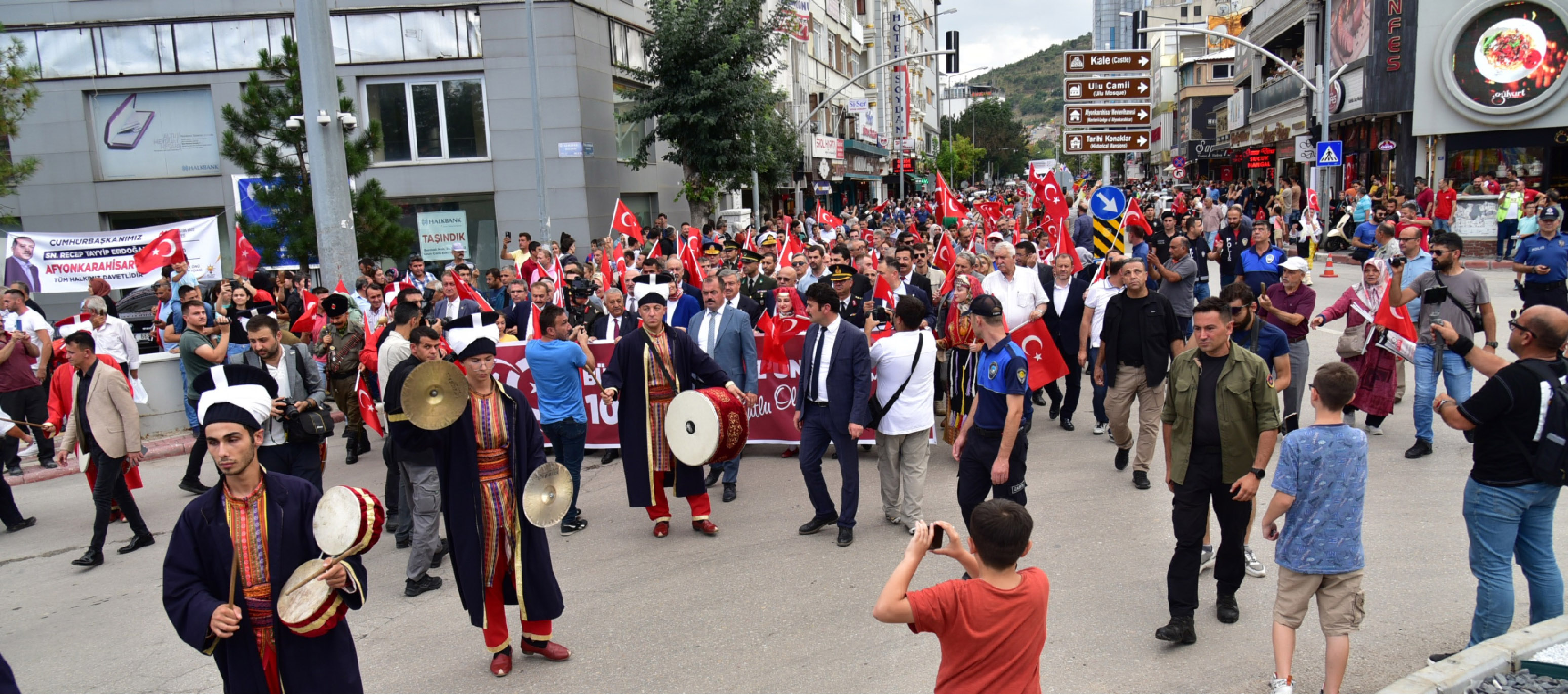 Zafer halk yürüyüşüne geniş katılım